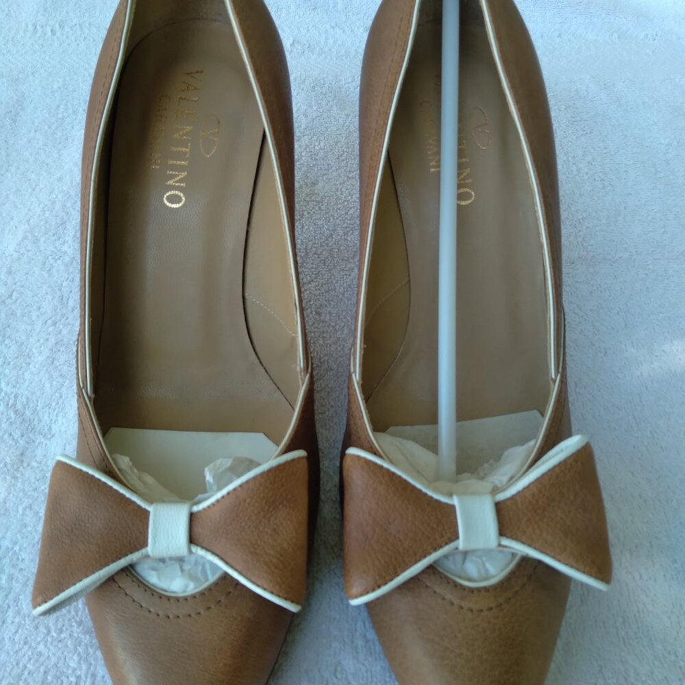 Valentino Beige & White Pumps Size 39 - Picture 2 of 7